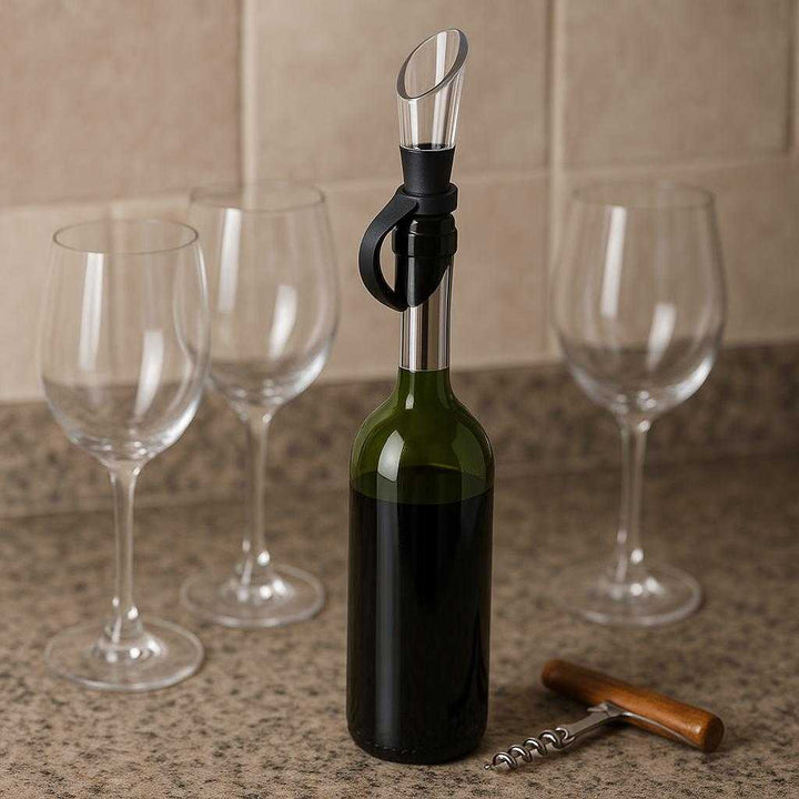 Vinkøler i Rustfrit Stål med Hældetud og Lufter – Elegant og Professionel Vinholder: A different realistic kitchen setting where the Vinkøler i Rustfrit Stål med Hældetud og Lufter is securely positioned on the neck of a wine bottle placed on a granite countertop.