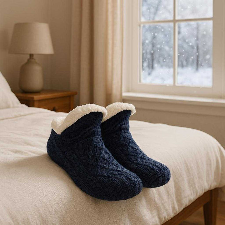 Vintersokker med for: Komfortable, varme sokker til herre, dame og børn i Small, Medium, Large: A serene winter morning scene in a bedroom with the socks draped naturally over the edge of a neatly made bed.