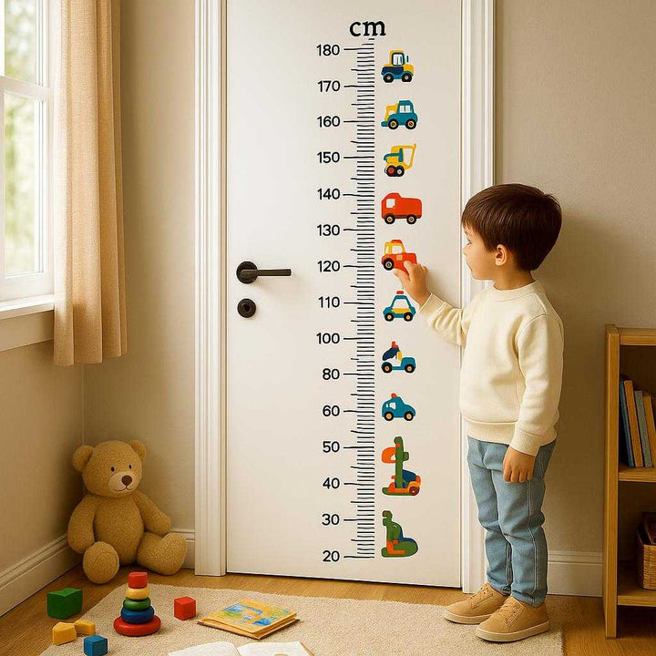 Vækst diagram klistermærker - Bil højde, Plastik, Let at påføre, Uddannelsesmæssig: A realistic child's bedroom where the product is properly grounded on a door, being naturally placed by a child's hand.
